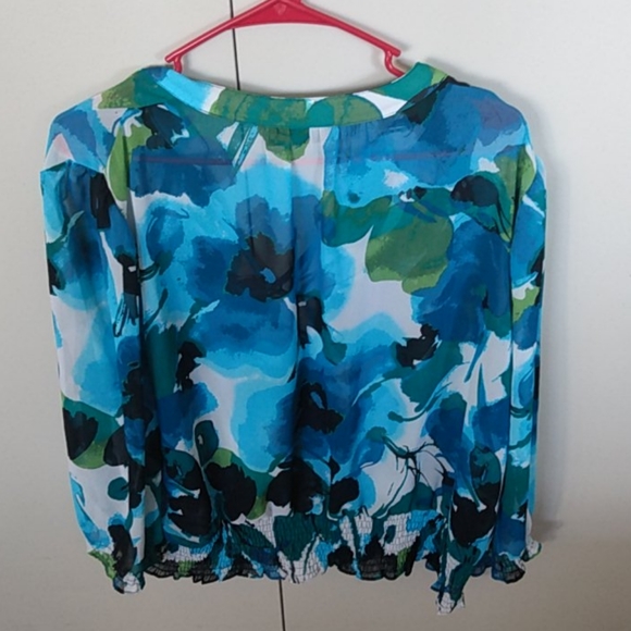 Beautiful blouse - Picture 3 of 3